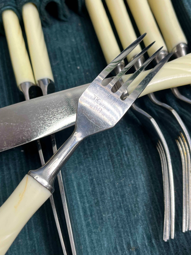 Набор столовых приборов из нерж. стали в кофре. Вилки и ножи с карболит ручками. Цена за 24пр. Картинка 7